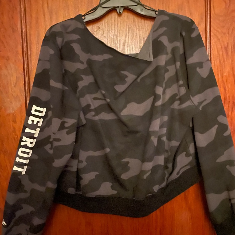 NFL team apparel XL crop top hang off the shoulders camouflage sweater shirt.